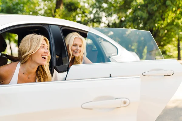 Mujeres Blancas Sonriendo Mientras Bajan Del Coche Parque Verano —  Fotos de Stock