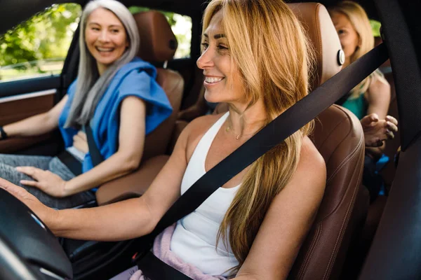 Багаторасові Жінки Сміються Розмовляють Машині Після Практики Йоги — стокове фото