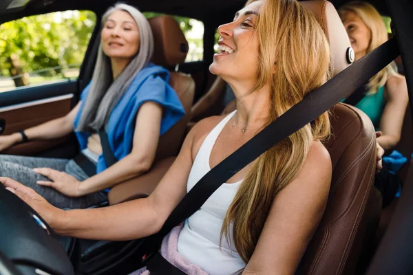 Mujeres Multiraciales Riendo Hablando Coche Después Practicar Yoga —  Fotos de Stock