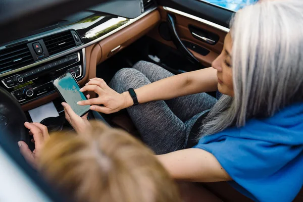 Mujeres Multiraciales Que Utilizan Teléfono Celular Mientras Conducen Coche Día —  Fotos de Stock