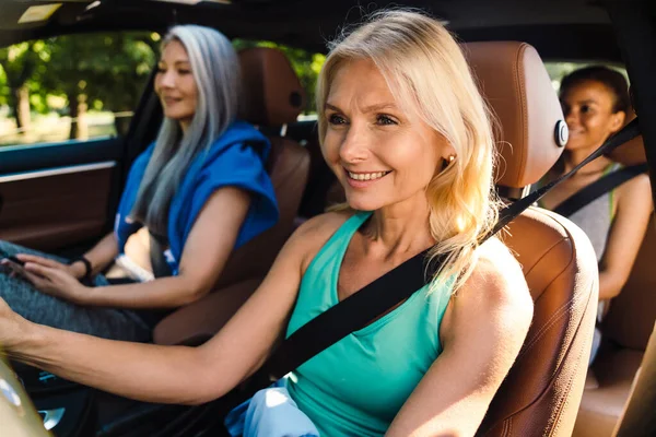 Mujeres Multiraciales Sonriendo Hablando Mientras Conducen Coche Día Verano —  Fotos de Stock