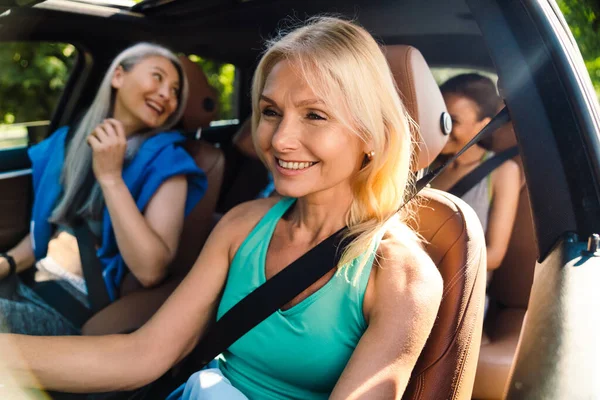 Πολυφυλετικές Γυναίκες Χαμογελώντας Και Μιλώντας Κατά Την Οδήγηση Του Αυτοκινήτου — Φωτογραφία Αρχείου