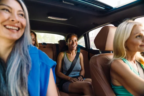 Багаторасові Жінки Посміхаються Розмовляють Під Час Водіння Автомобіля Літній День — стокове фото