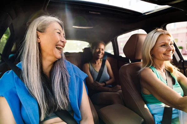 Multiracial Women Laughing Talking Car Yoga Practice — Stock Photo, Image