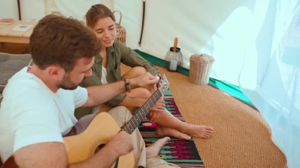 Bonito Casal Jovem Loiro Tocando Guitarra Conversando Enquanto Sentado Uma — Vídeo de Stock