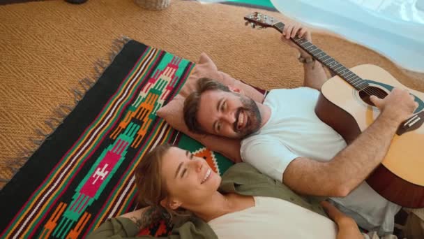 Pozitif Sarışın Genç Çift Gitar Çalıyor Çadırda Yerde Yatarken Birbirlerine — Stok video
