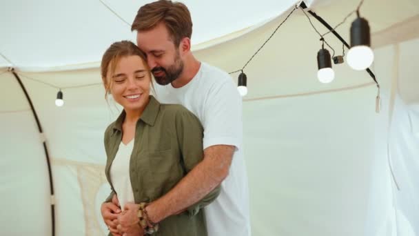 Feliz Casal Jovem Loiro Dançando Abraçando Uma Tenda — Vídeo de Stock