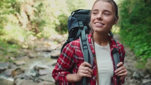 Turis Wanita Pirang Tersenyum Melihat Lihat Sekitar Pegunungan Luar — Stok Video