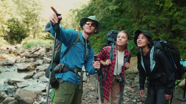 Turistas Multiétnicos Felizes Amigos Apontando Para Lado Falando Nas Montanhas — Vídeo de Stock