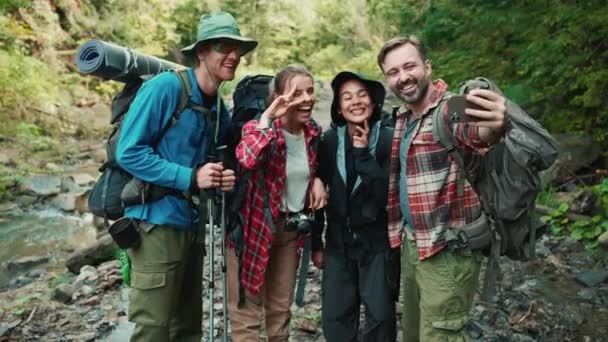 Glimlachende Multi Etnische Toeristen Vrienden Maken Selfie Foto Aan Telefoon — Stockvideo