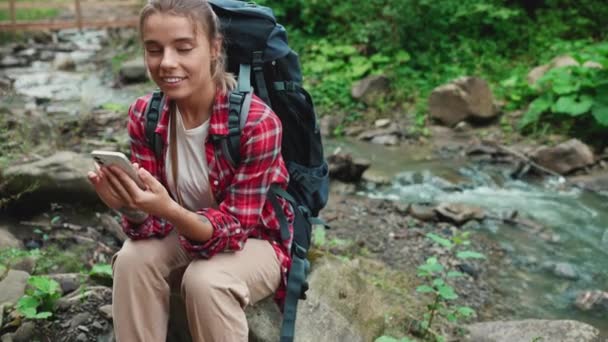 Ładna Blondynka Turysta Wpisując Telefon Komórkowy Rozglądając Się Górach Zewnątrz — Wideo stockowe