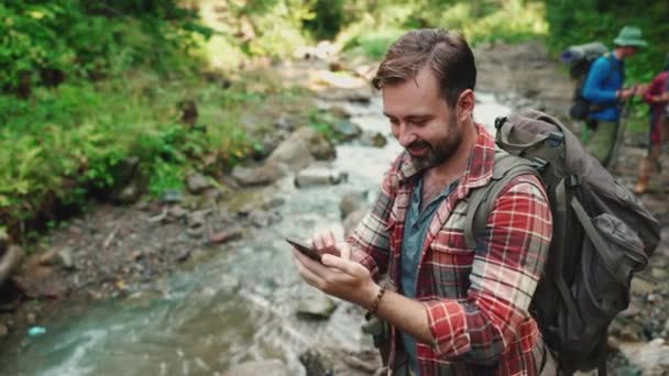 Позитивный Брюнет Турист Фотографирует Природу Мобильном Телефоне Горах Природе — стоковое видео