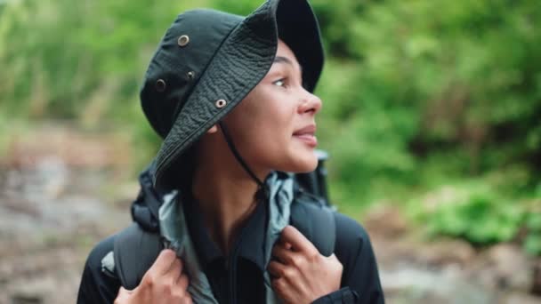 Mujer Morena Feliz Turista Mirando Alrededor Cámara Las Montañas Aire — Vídeos de Stock