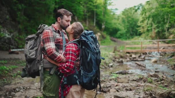 Turister Par Kyssas Och Kramas Nära Floden Bergen Utomhus — Stockvideo