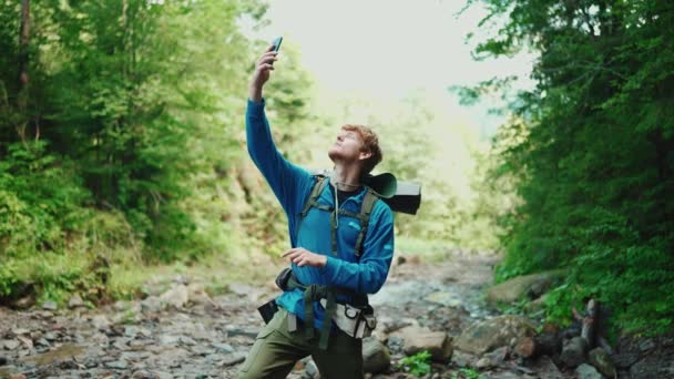 Уверенный Рыжеволосый Турист Ищет Связь Телефону Лесу — стоковое видео