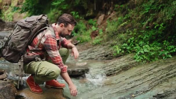 Bruno Sorridente Turista Uomo Lavarsi Mani Fiume Che Scorre Montagna — Video Stock