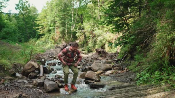 Przystojny Turysta Brunet Myje Ręce Rzece Górach — Wideo stockowe