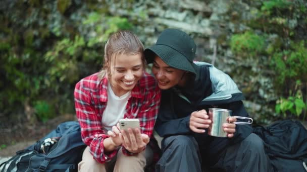 Sorrindo Amigos Turísticos Multiétnicos Falando Olhando Para Telefone Com Xícara — Vídeo de Stock
