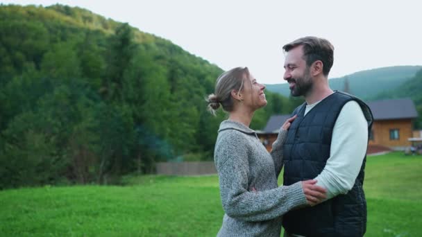 Pareja Sonriente Mirando Hacia Lado Señalando Sus Dedos Mientras Están — Vídeos de Stock