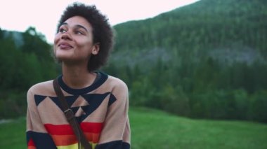 Yakışıklı Afrikalı kadın dağlara bakıyor.