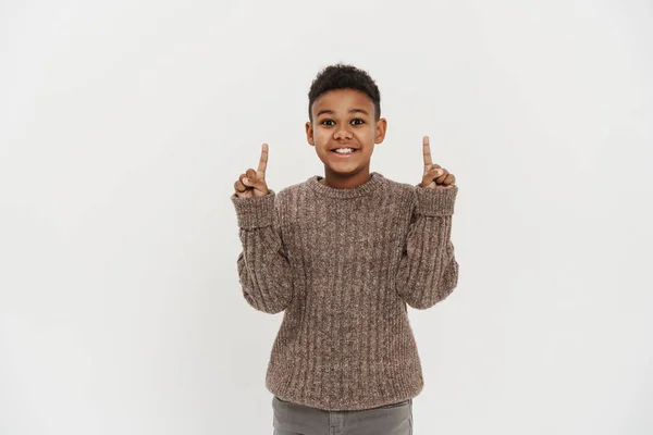 Zwarte Tiener Jongen Dragen Trui Wijzende Vingers Naar Boven Glimlachen — Stockfoto