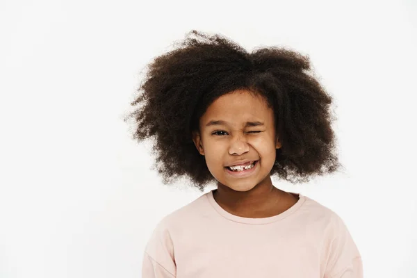 Zwart Tiener Meisje Met Krullend Haar Glimlachen Knipperen Camera Geïsoleerd — Stockfoto