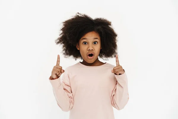 Schwarzes Preteen Mädchen Zeigt Mit Den Fingern Nach Oben Und — Stockfoto