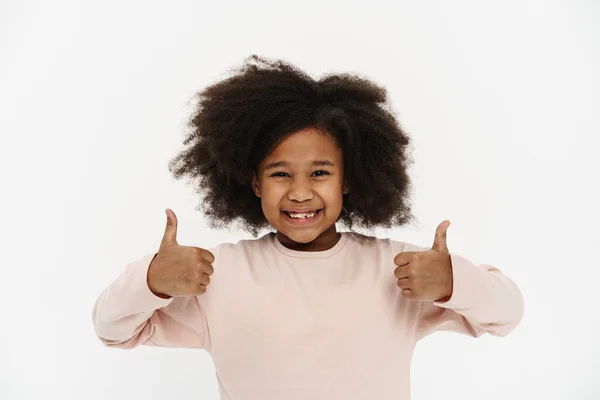Czarny Nastolatek Dziewczyna Kręconymi Włosami Uśmiecha Się Pokazuje Kciuki Górę — Zdjęcie stockowe