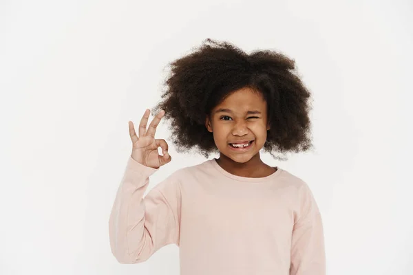 Zwart Tiener Meisje Met Krullend Haar Glimlachen Tonen Gebaar Geïsoleerd — Stockfoto