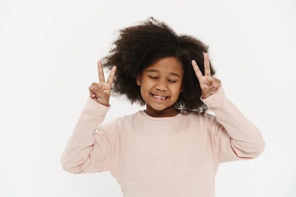 Chica Preadolescente Negro Con Pelo Rizado Sonriendo Mostrando Gesto Paz — Foto de Stock