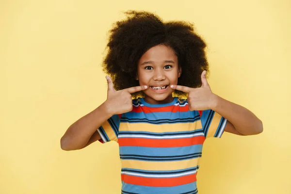 Zwart Tiener Meisje Met Krullend Haar Wijzende Vingers Naar Glimlach — Stockfoto