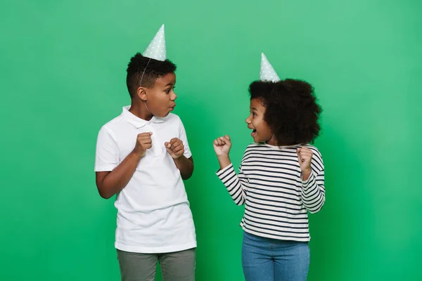 Μαύρο Αγόρι Και Κορίτσι Φορώντας Κώνους Κόμμα Κάνοντας Χειρονομία Νικητής — Φωτογραφία Αρχείου