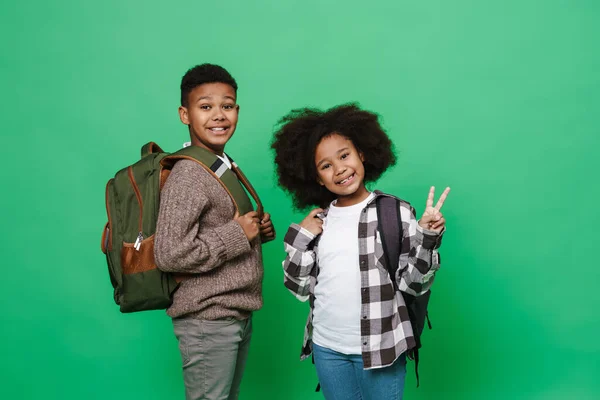 Zwart Jongen Meisje Tonen Vrede Gebaar Terwijl Samen Glimlachen Geïsoleerd — Stockfoto