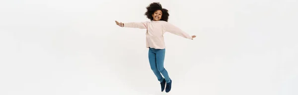 Preto Preteen Menina Com Cacheados Cabelo Saltando Rindo Isolado Sobre — Fotografia de Stock