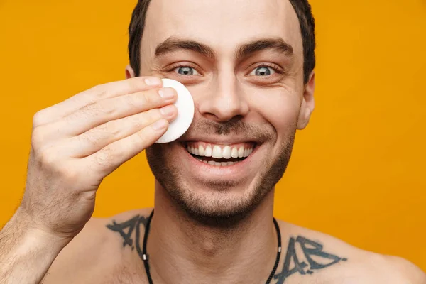Retrato Cerca Hombre Mediana Edad Sin Camisa Sonriente Usando Algodón —  Fotos de Stock