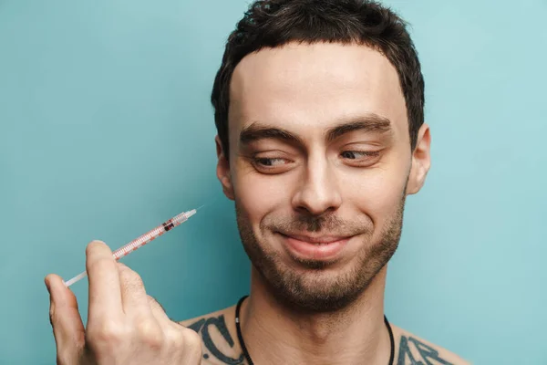 Mitte Gealtert Brünette Mann Bekommen Gesichtsbehandlung Über Blue Wall Hintergrund — Stockfoto