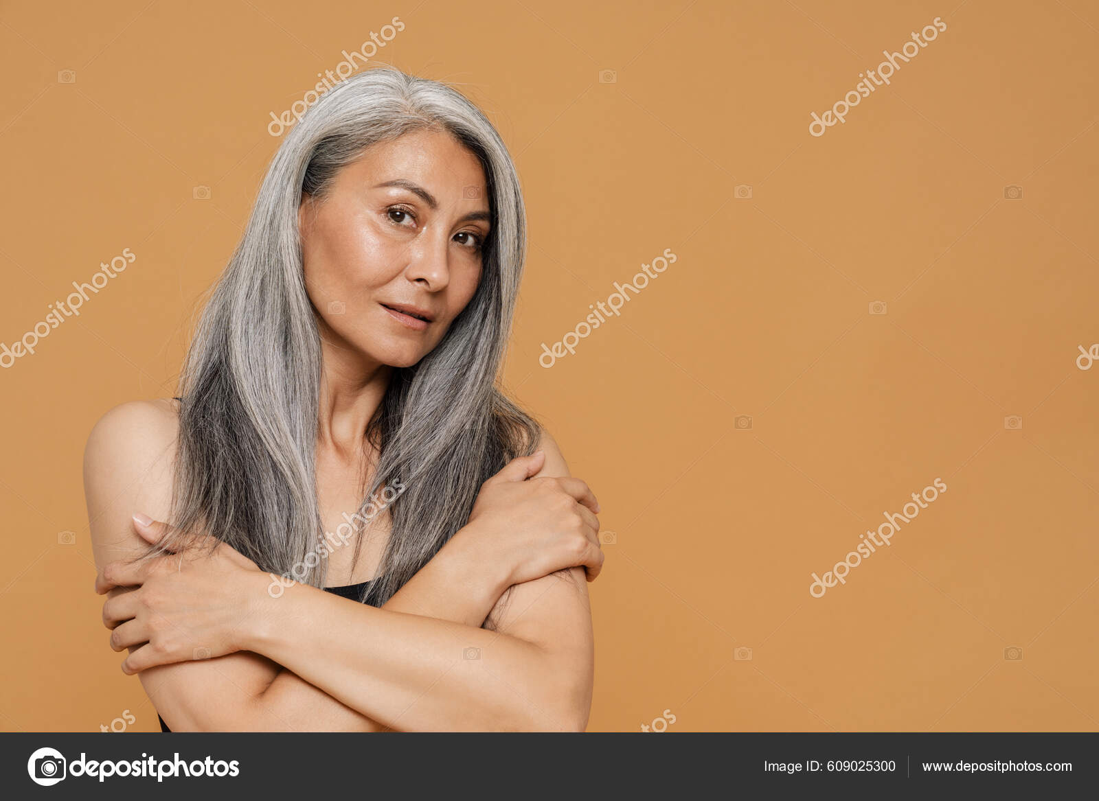 ボディースーツ　　　熟女 熟女アジアの美しいです女性身に着けていますボディスーツ笑顔とポーズでカメラ隔離されました上の黄色の背景 — ストック写真 © Vadymvdrobot  #609025300