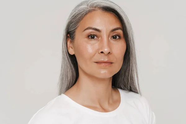 Gammal Asiatisk Kvinna Med Grått Hår Bär Shirt Tittar Kameran — Stockfoto