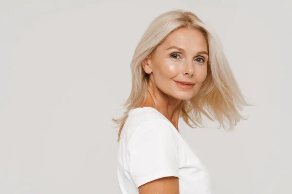 Gammal Blond Glad Kvinna Bär Shirt Ler Mot Kameran Isolerad — Stockfoto