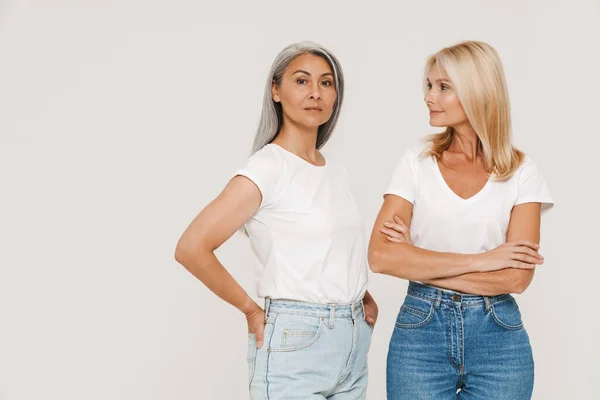 Gammal Multiracial Kvinnor Med Grått Hår Bär Shirts Poserar Vid — Stockfoto