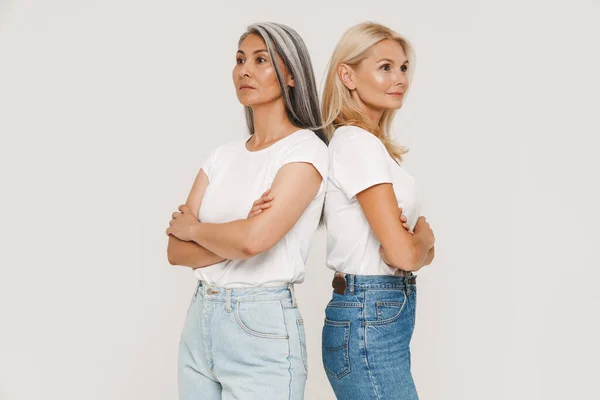 Maduras Mujeres Multirraciales Con Pelo Gris Usando Camisetas Posando Cámara — Foto de Stock