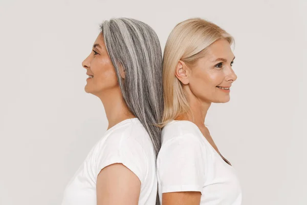 Starší Multiraciální Ženy Šedými Vlasy Sobě Trička Pózovat Kameru Izolované — Stock fotografie