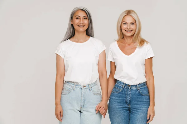 Mulheres Maduras Multirraciais Com Cabelos Grisalhos Vestindo Camisetas Posando Câmera — Fotografia de Stock