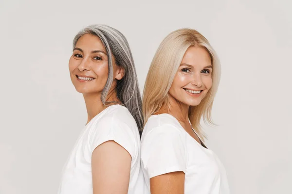 Gammal Multiracial Kvinnor Med Grått Hår Bär Shirts Poserar Vid — Stockfoto