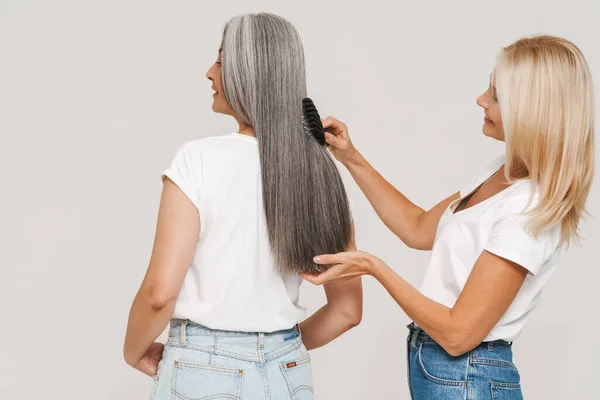 Зрелые Многорасовые Женщины Футболках Улыбающиеся Расчесывающие Волосы Белом Фоне — стоковое фото