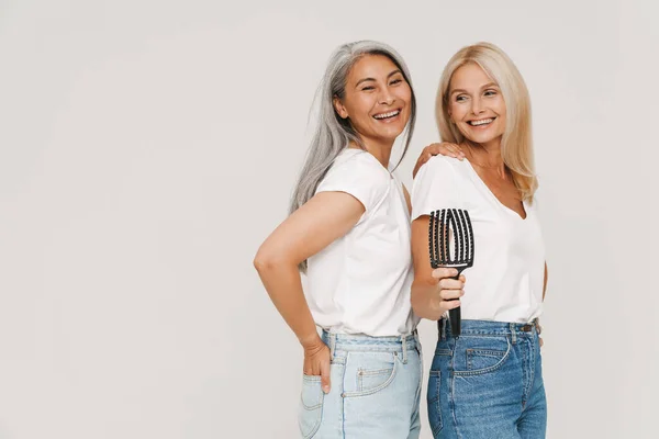 Reife Multirassische Frauen Shirts Posieren Vor Der Kamera Mit Haarbürste — Stockfoto