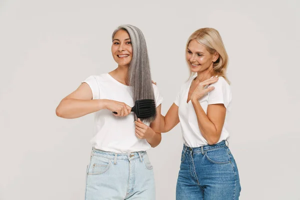 여성들 티셔츠를 솔질하며 위에서 떨어져 — 스톡 사진