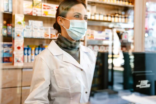 Белый Аптекарь Халате Маске Лица Работающий Аптеке — стоковое фото