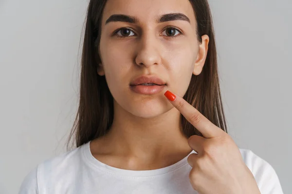 Retrato Una Joven Confusa Mujer Blanca Casual Camiseta Con Pelo —  Fotos de Stock