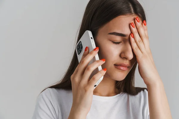 Porträtt Ung Upprörd Casual Vit Kvinna Shirt Med Lång Brunett — Stockfoto